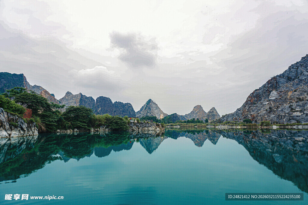 山水相映的静谧湖景