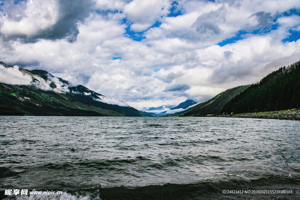 高山湖泊美景