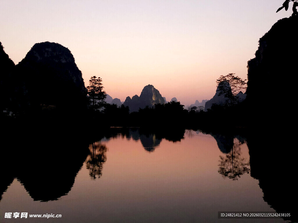 黄昏山水倒影美景