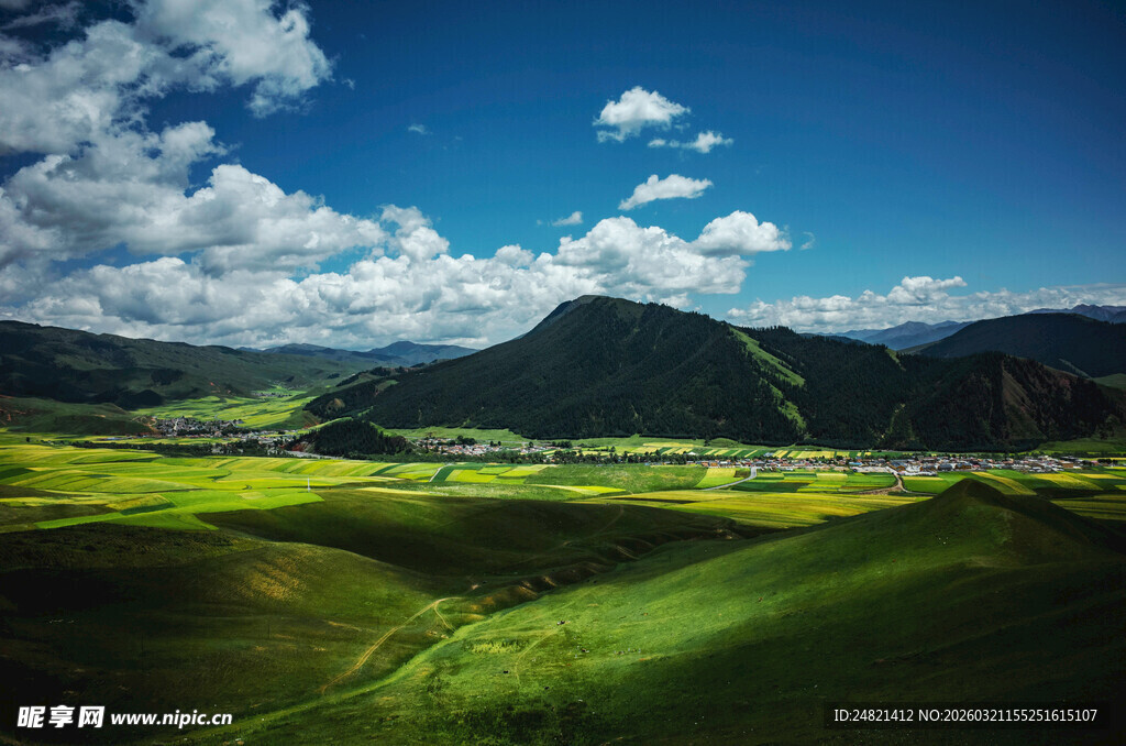 草原山峦间的壮美风光