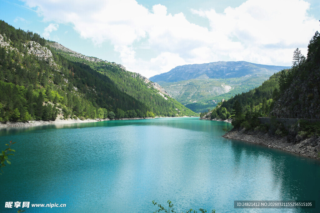 秀丽山水间的静谧蓝湖
