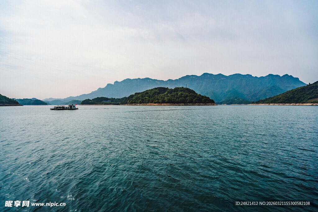 宁静湖景与远处山峦