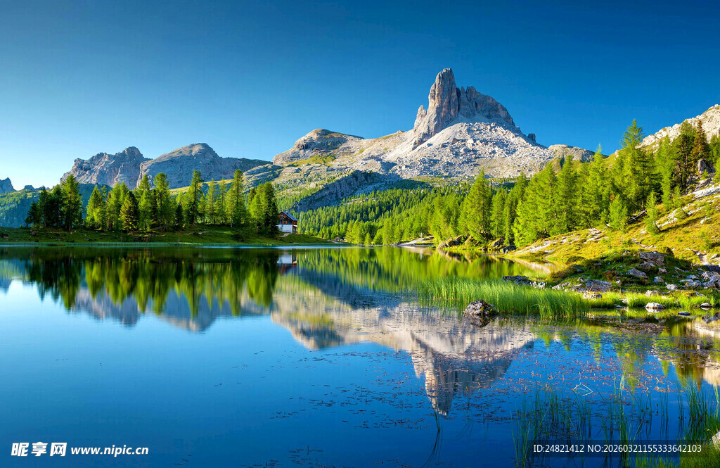 高山湖泊绝美自然景观
