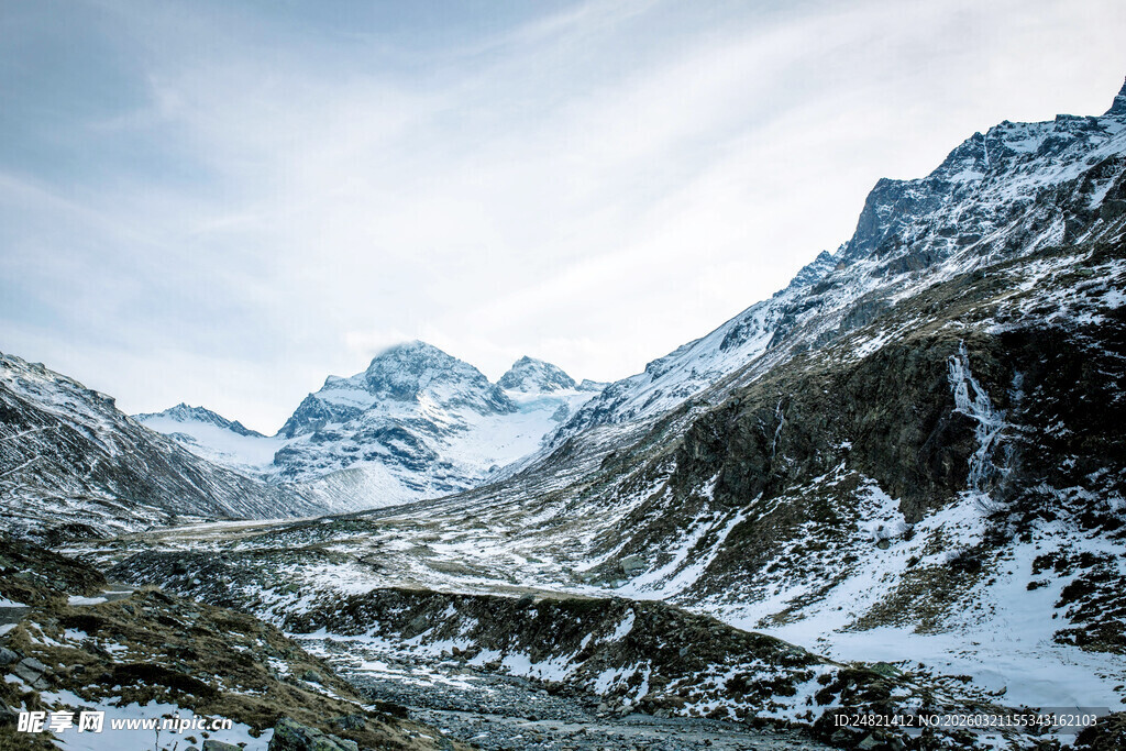雪山山谷壮丽自然景观