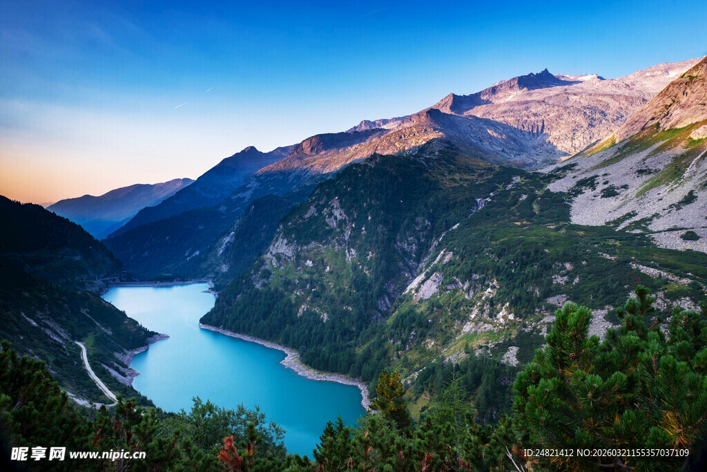 高山蓝湖壮丽自然景观