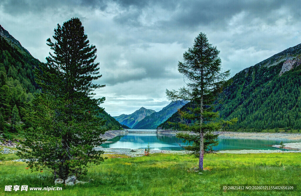 山间湖畔美景