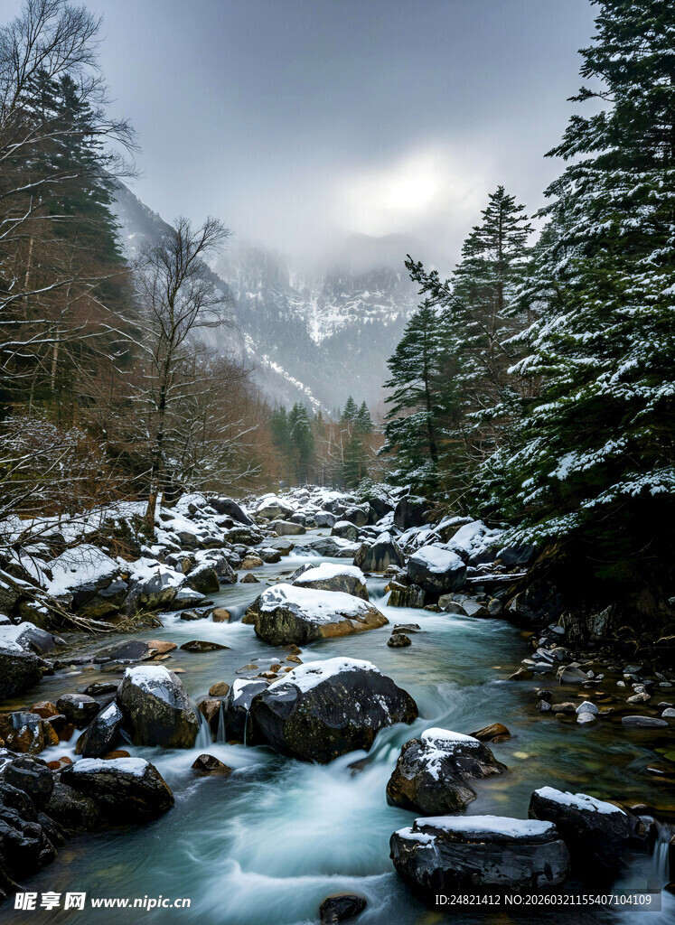 雪覆山林间的湍急溪流