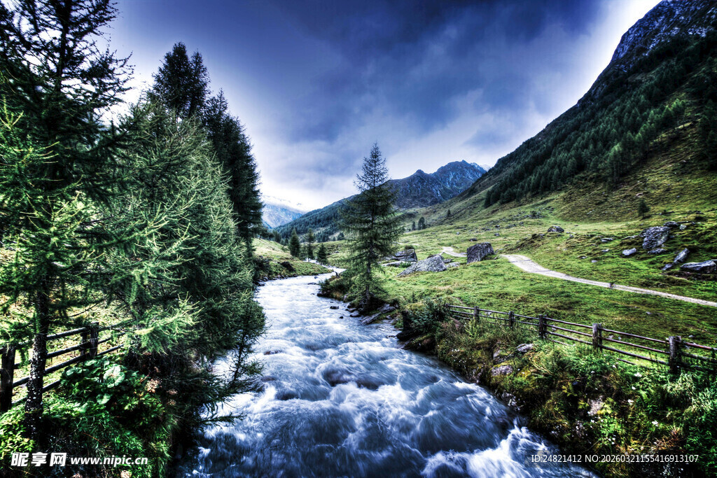 山间溪流旁的秀丽自然景