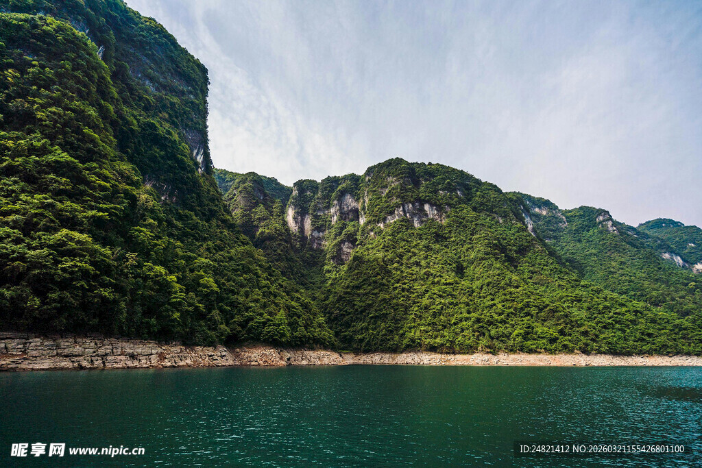 青山绿水间的秀丽湖景