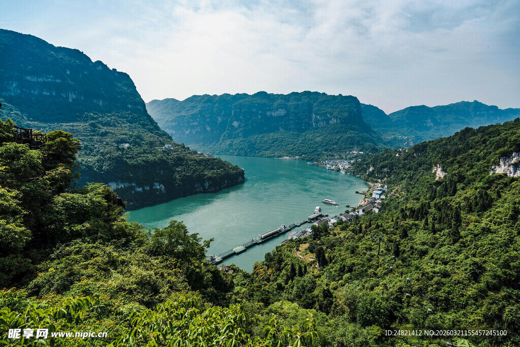青山绿水间的秀丽湖景