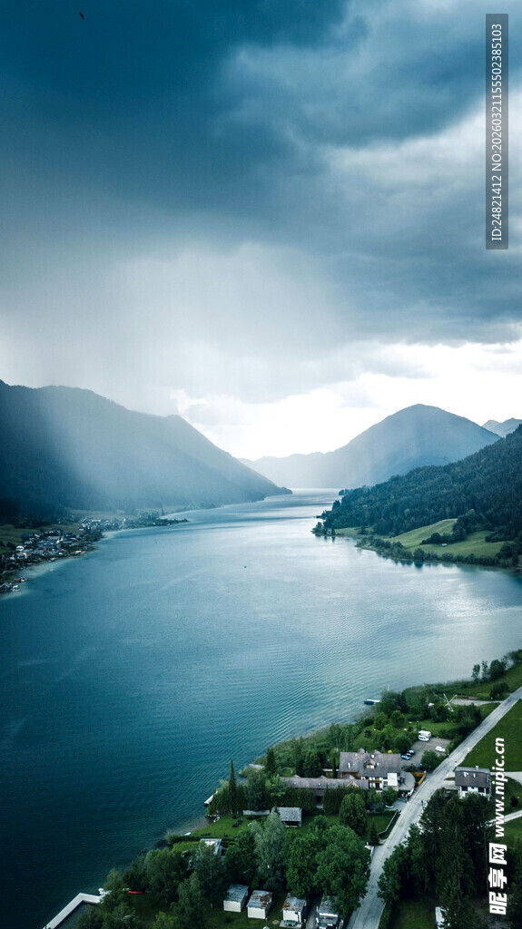 壮丽山水间的静谧湖畔