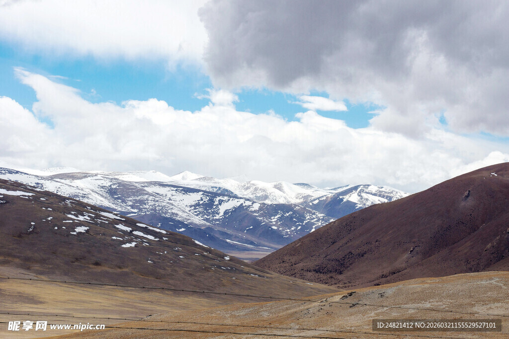 雪山下的开阔山地景观