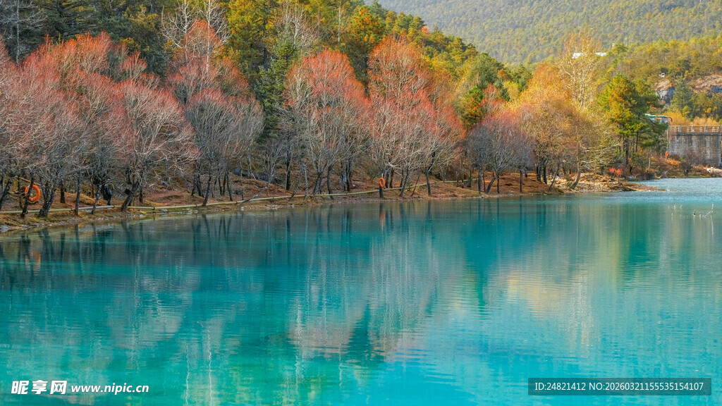 梦幻蓝湖与多彩山林