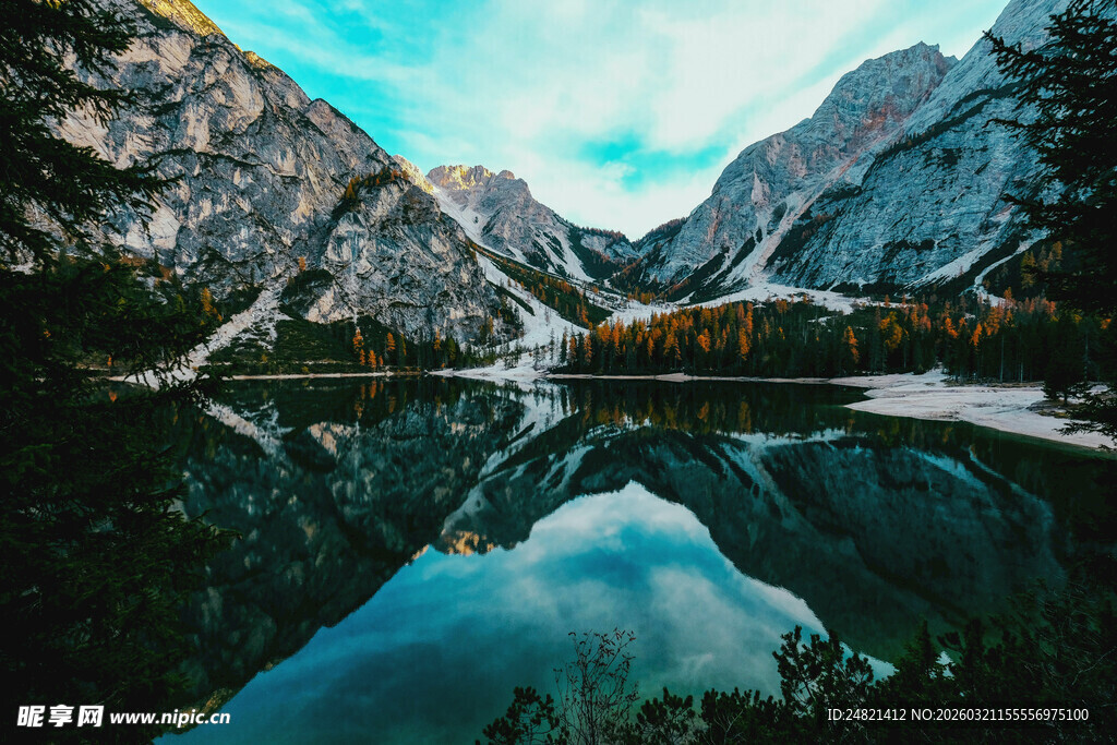 山间湖泊美景倒影如画