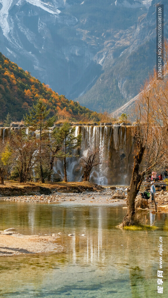 山间瀑布下的宁静水域