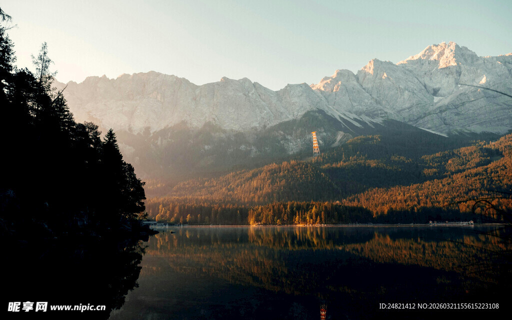 湖畔山林间的壮丽日出
