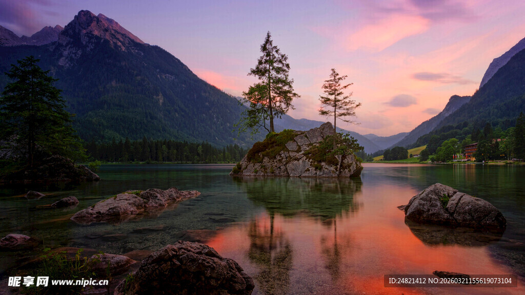 湖畔暮色中的秀丽山水