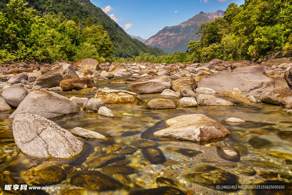 山间清澈溪流与嶙峋怪石