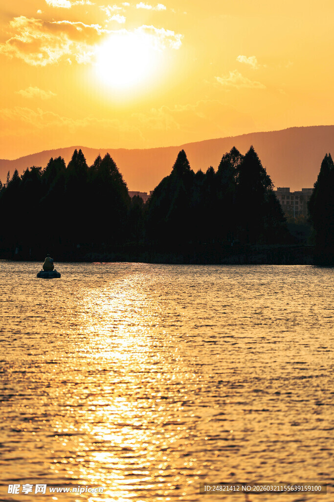 夕阳下湖面的静谧美景