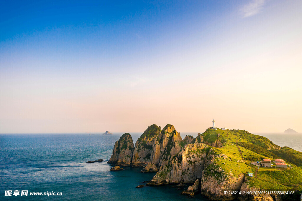 海边峻峭岩石与碧海蓝天