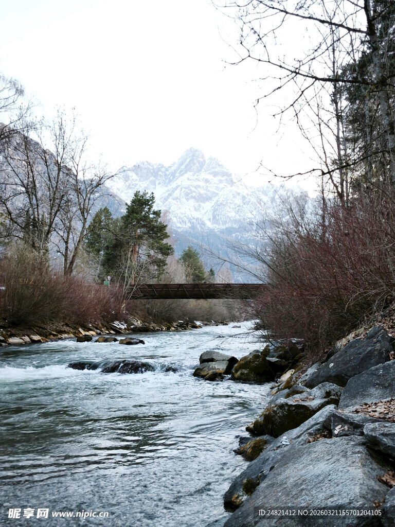 山间溪流与远处雪山美景