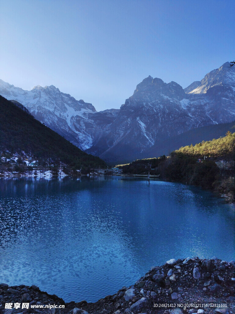 高山蓝湖绝美自然风光