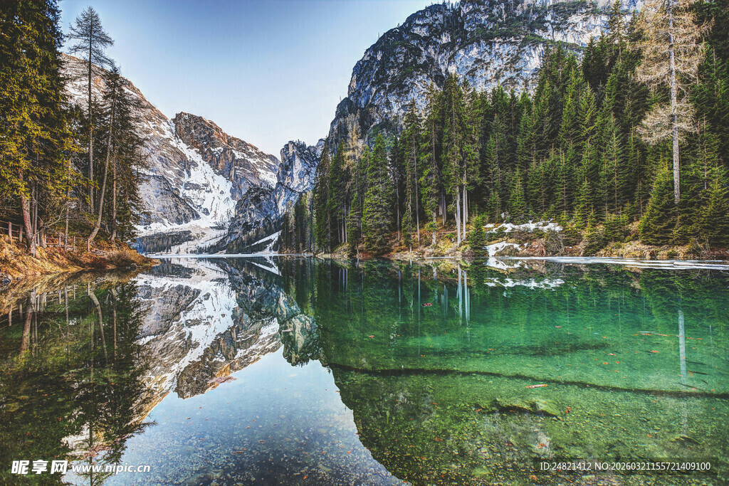 山间碧绿湖水美景