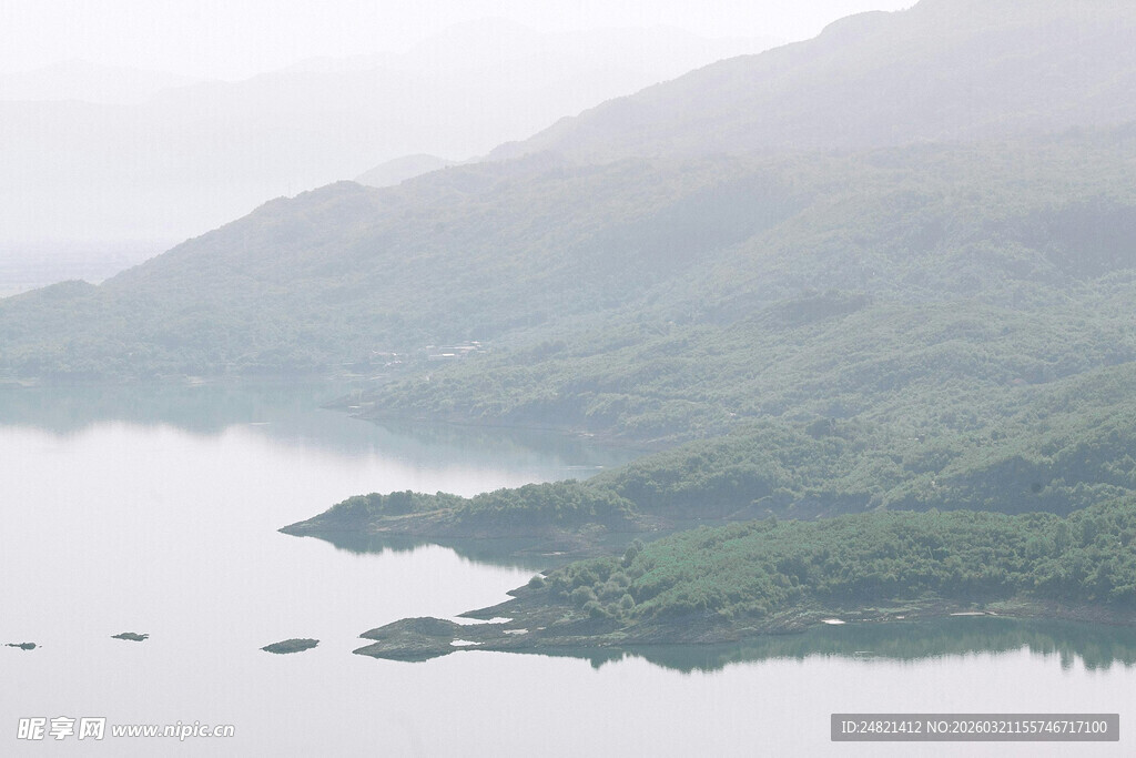 山间雾绕的宁静湖泊