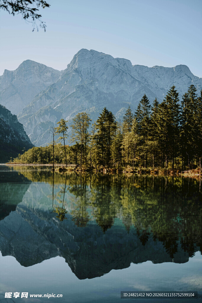 宁静山水倒影如画美景