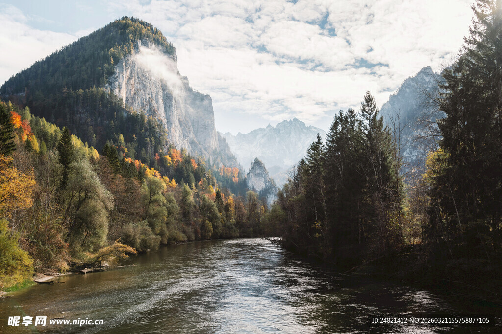 秋日山间河流壮丽风光