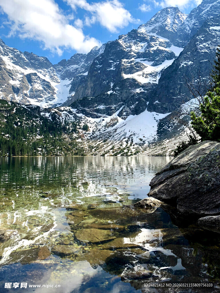 高山湖泊美景