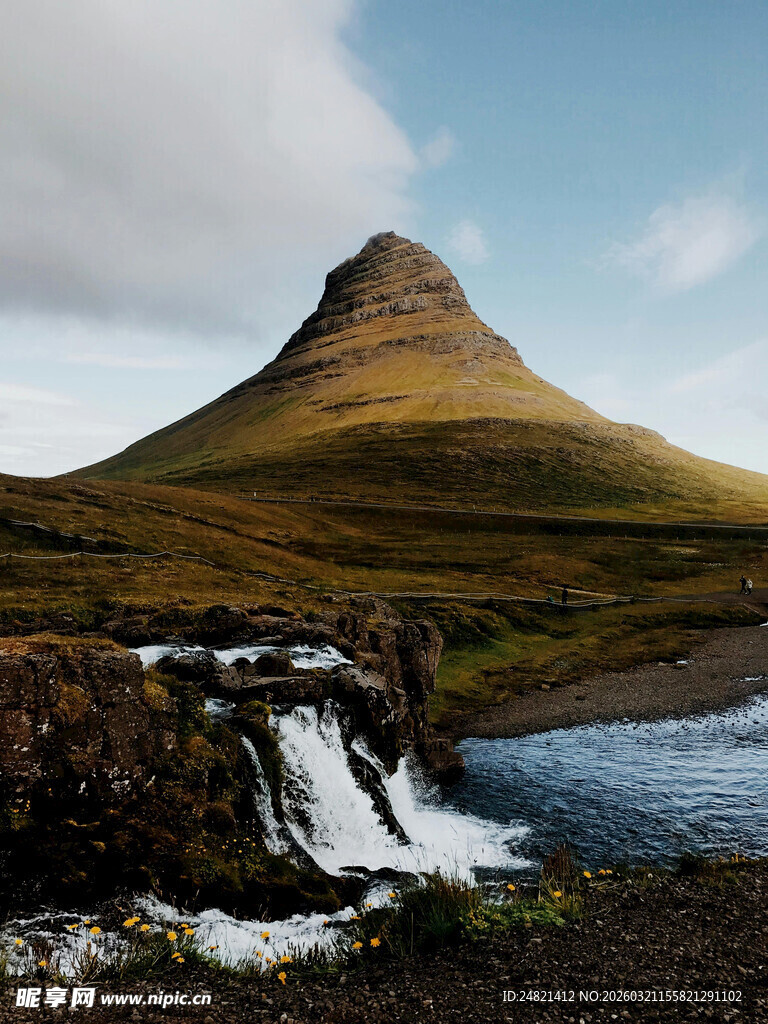 冰岛山间瀑布与锥形山峰