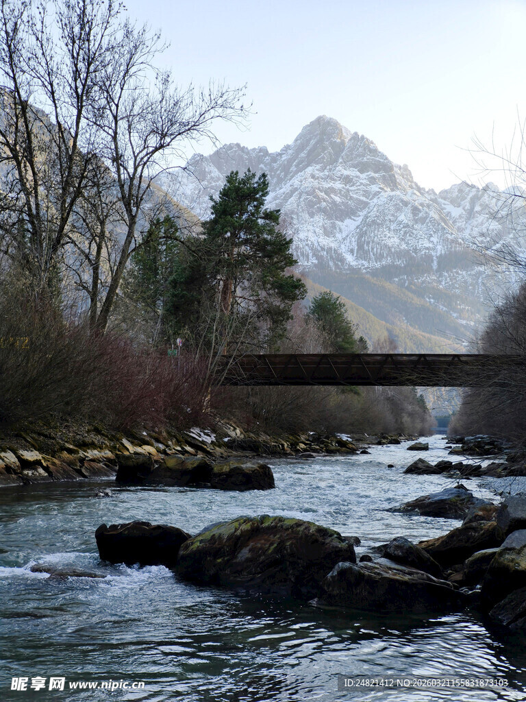 山间溪流上的桥与雪山