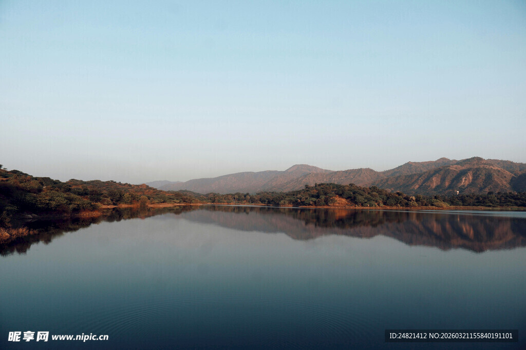 宁静湖面映远山美景