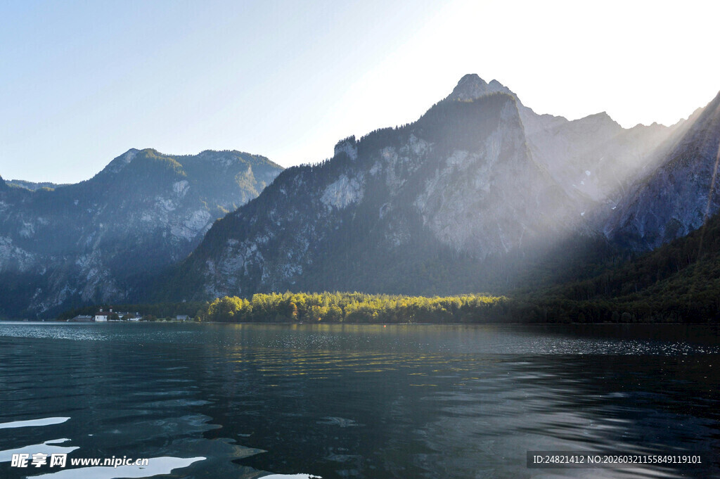 湖光山色间的壮丽美景