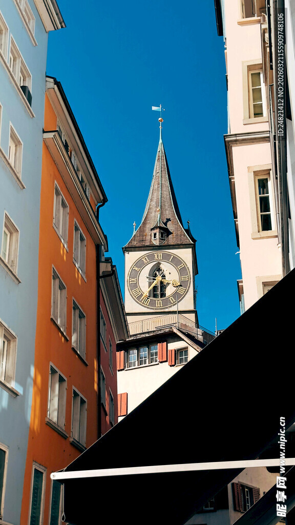 欧式街道上的钟楼建筑