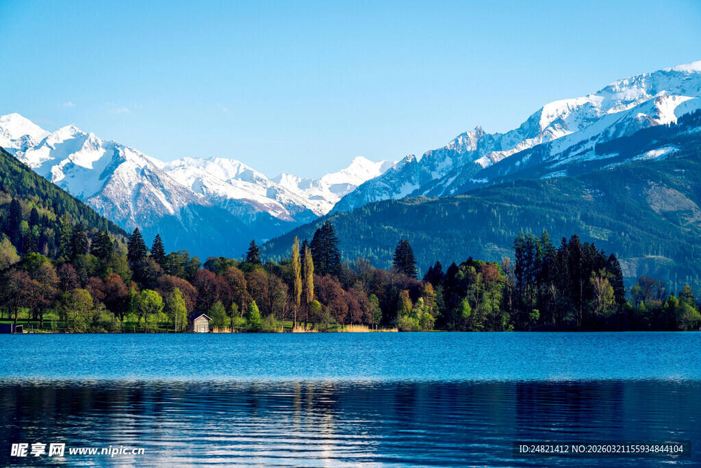 雪山下的静谧湖泊风光