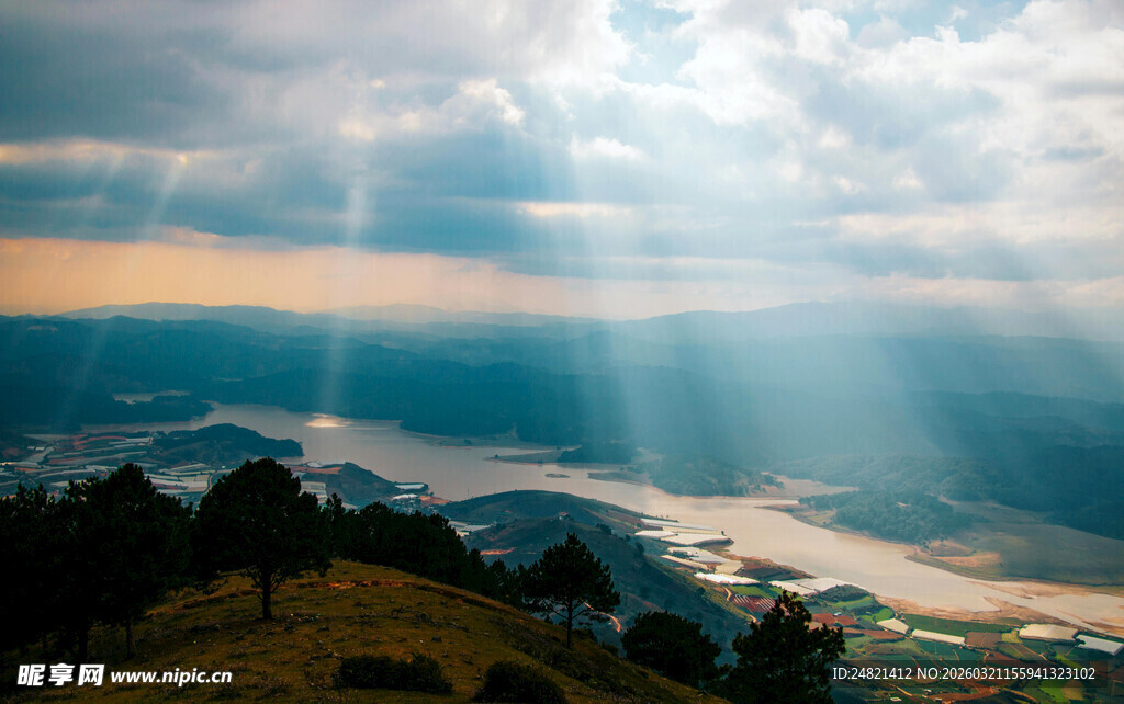 山顶俯瞰壮丽云海与霞光