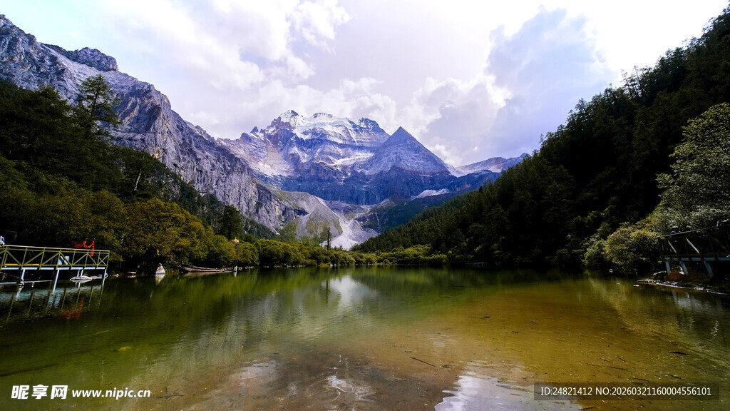 山水相依的静谧湖景