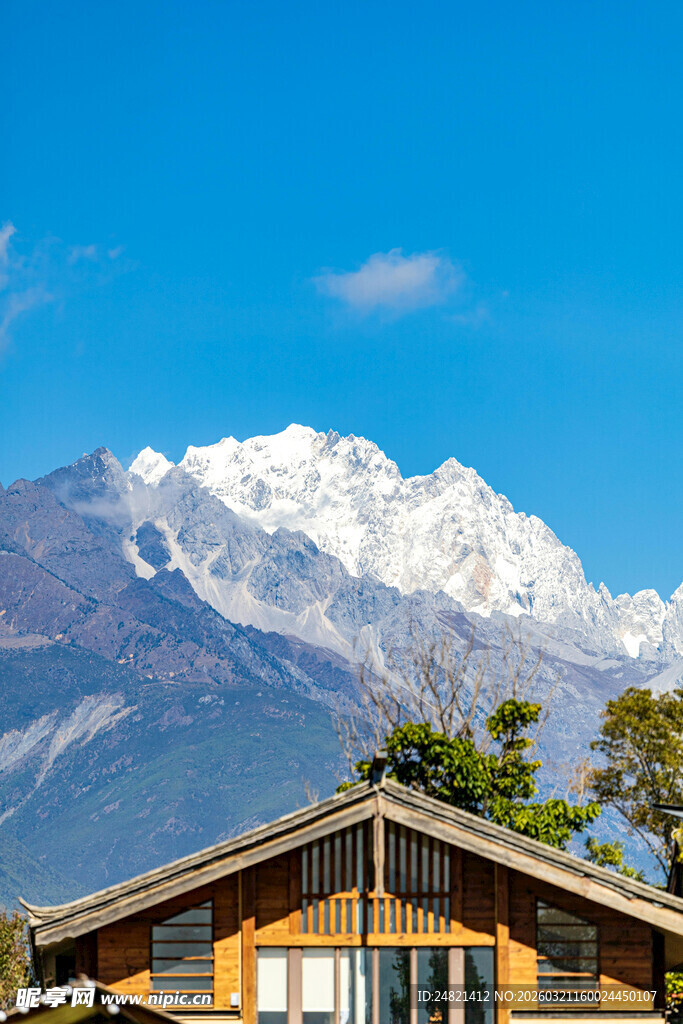 雪山下的木屋风光