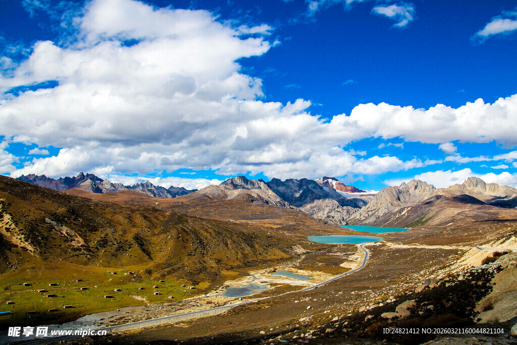 壮丽山河间的绝美湖景
