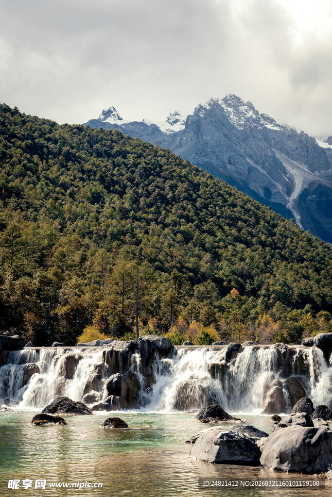 山间秀丽瀑布与巍峨雪山