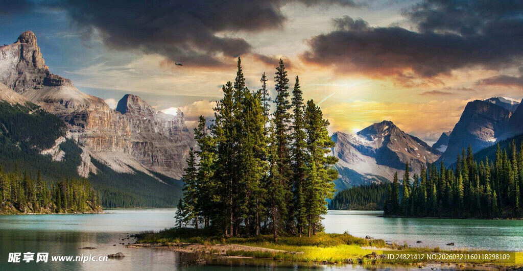 湖畔山林间的壮美自然景色