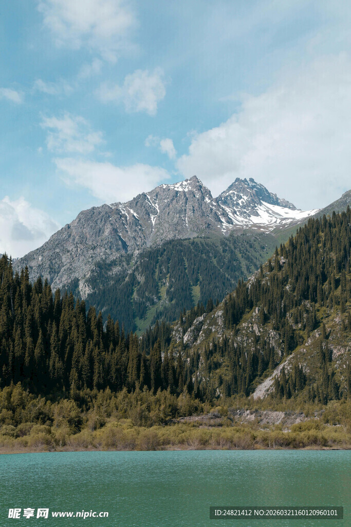青山绿水间的秀丽山景