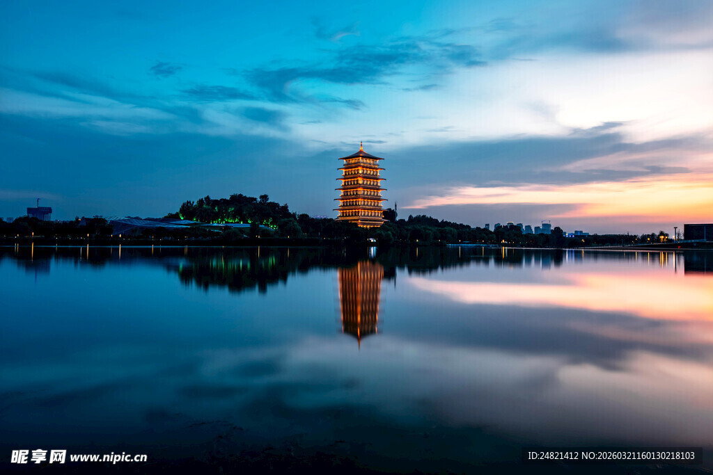 湖畔古塔映晚霞