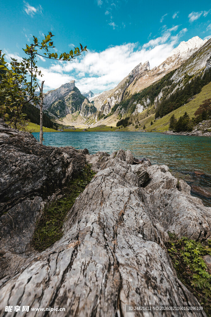 山间湖畔的岩石与美景