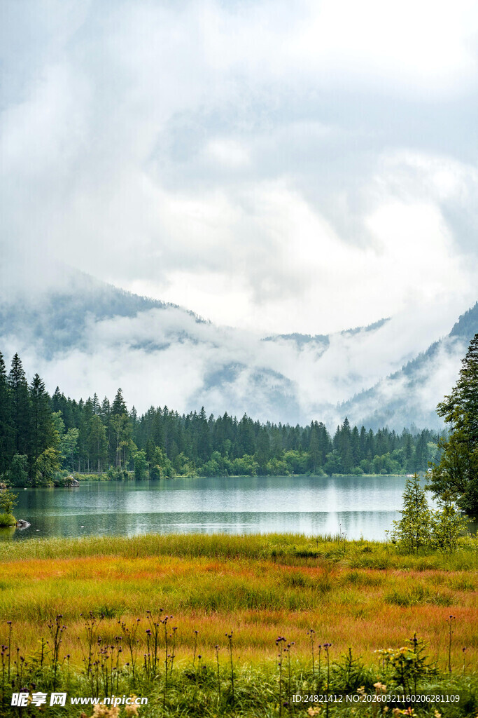 湖畔山林间的云雾美景