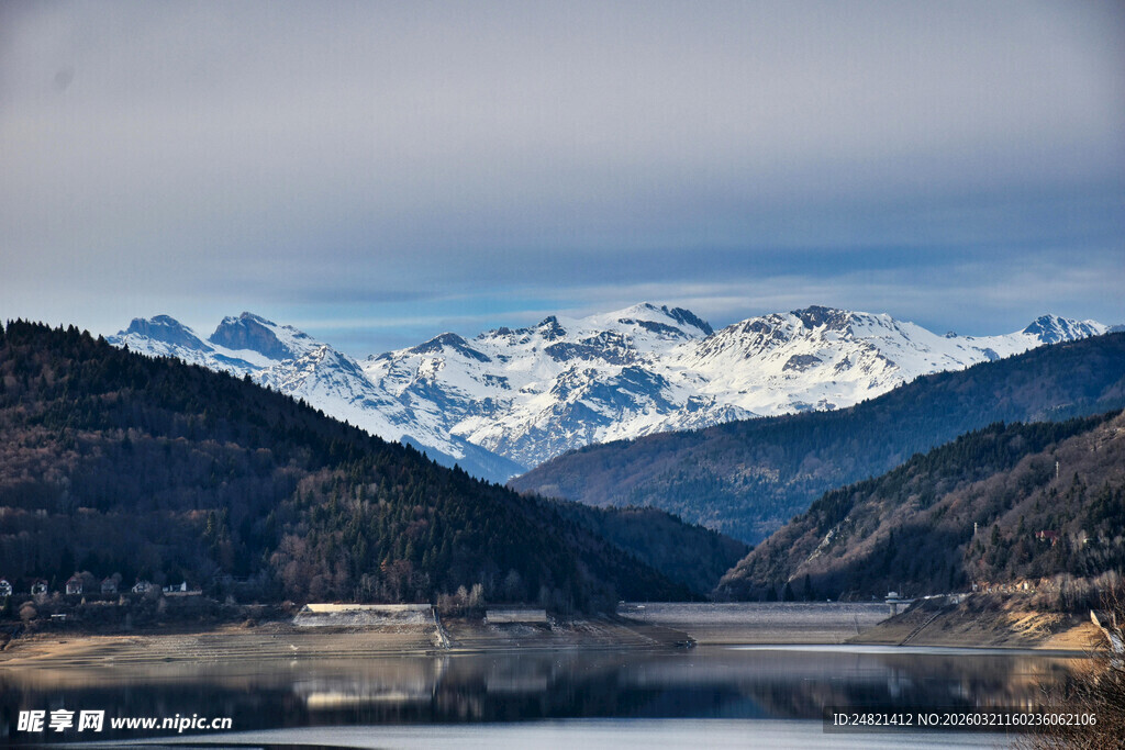 雪山湖泊壮丽自然景观