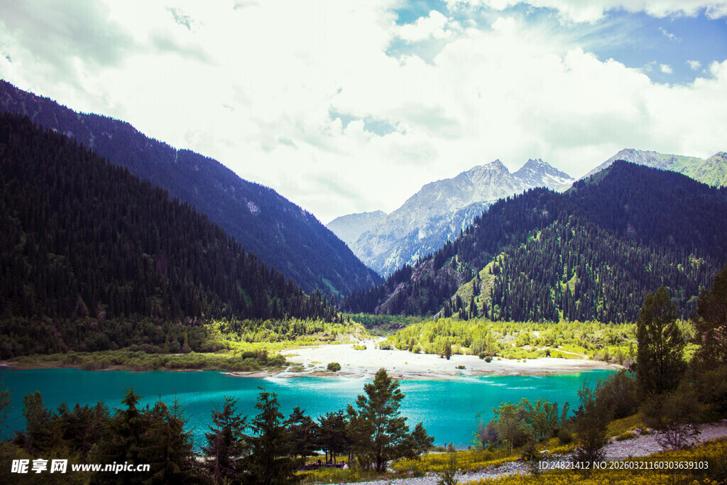 秀丽山间蓝湖风景