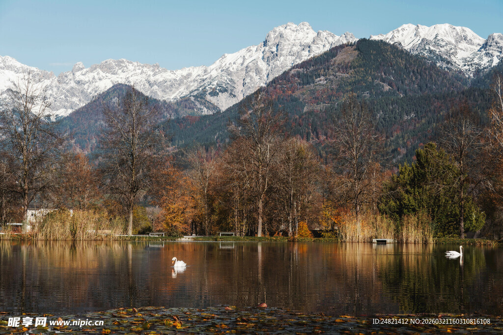 雪山湖泊美景如画